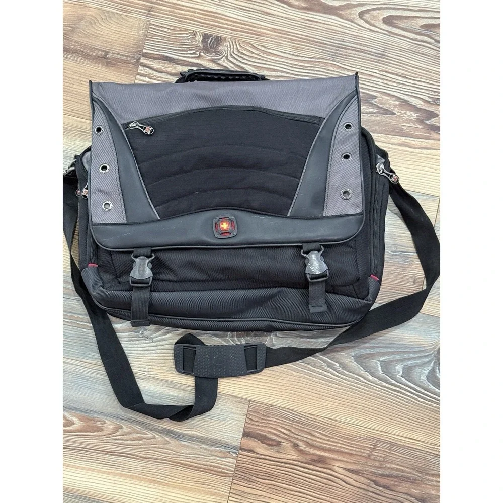 Swiss Gear Large Laptop Bag & Messenger 17x15x5 in With 14 Pockets.